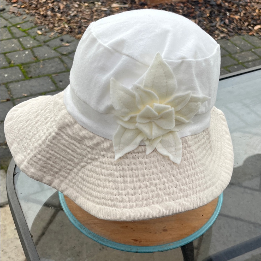 Enviro-conscious sun hat with floral accent made of organic & upcycled cotton